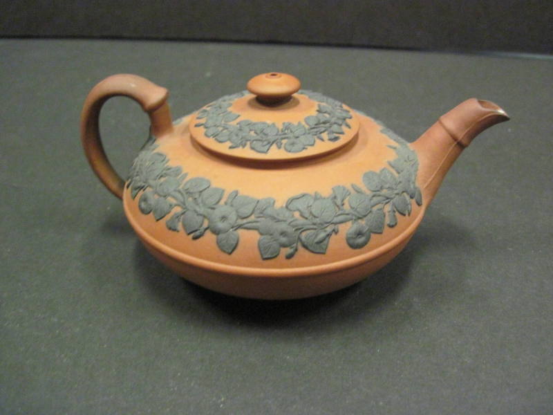 Teapot with lid