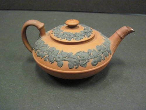 Teapot with lid