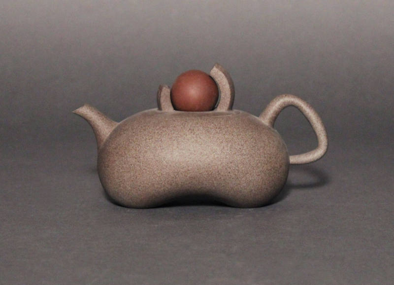 Teapot with lid