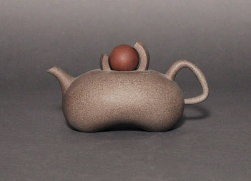 Teapot with lid