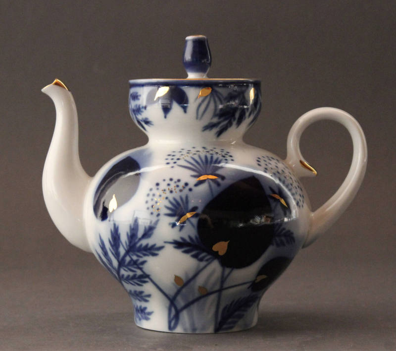 Teapot with lid