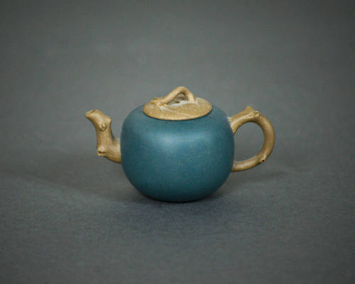Small Teapot w/ lid