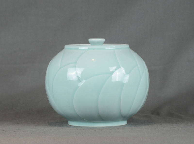 Vase w/ lid