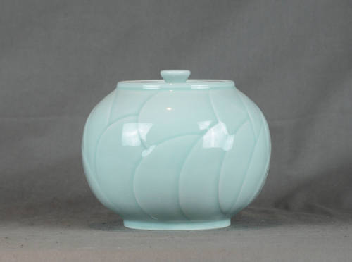 Vase w/ lid