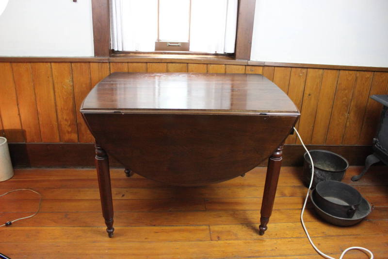 Drop leaf table