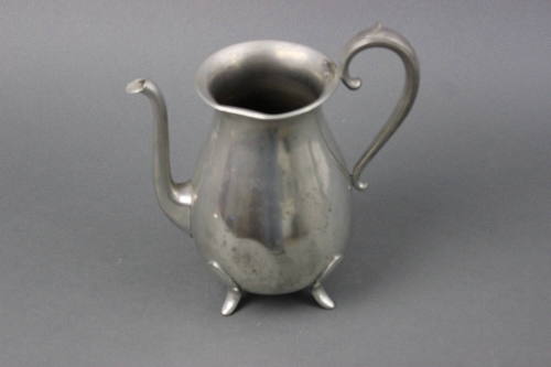 Tea pot with lid