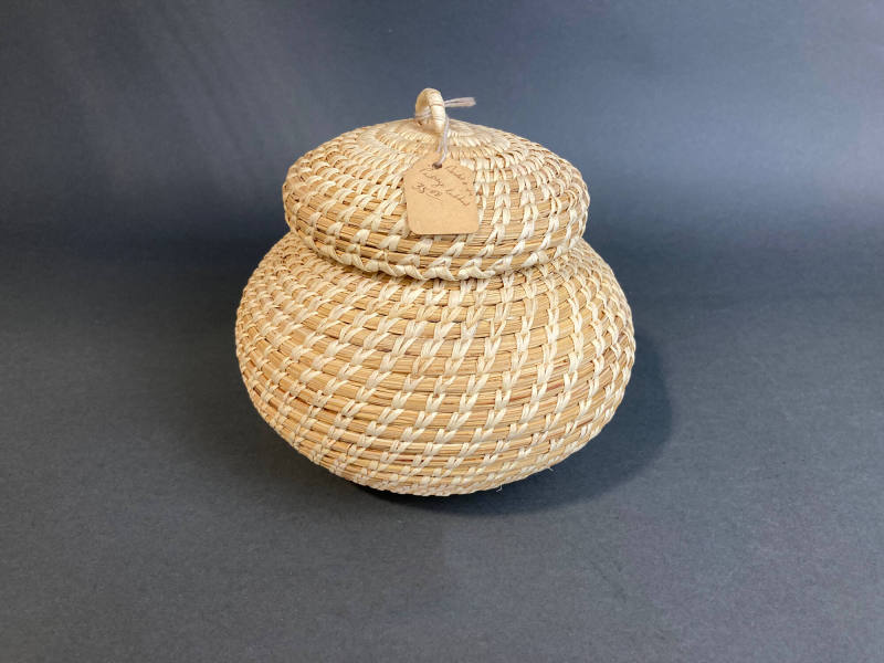 Gap-stitch lided basket