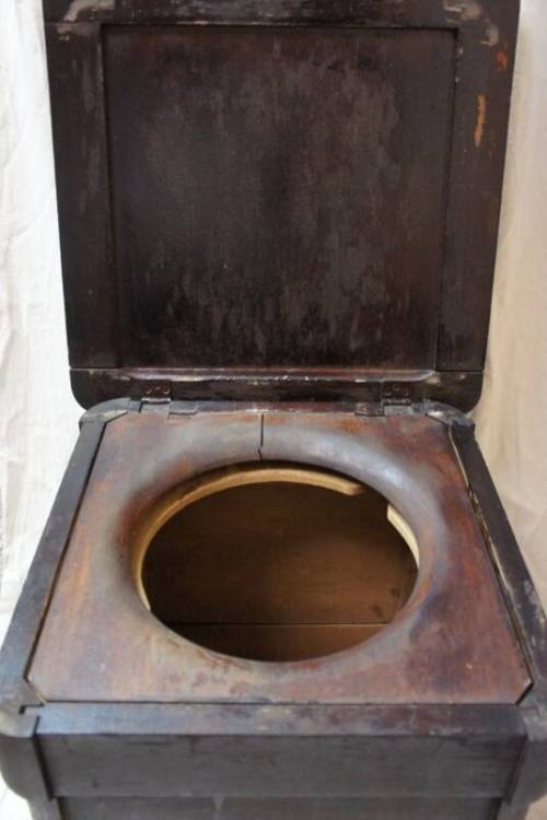 Commode chair and chamber pot