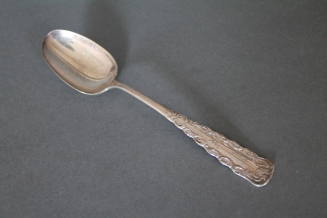 Serving spoon