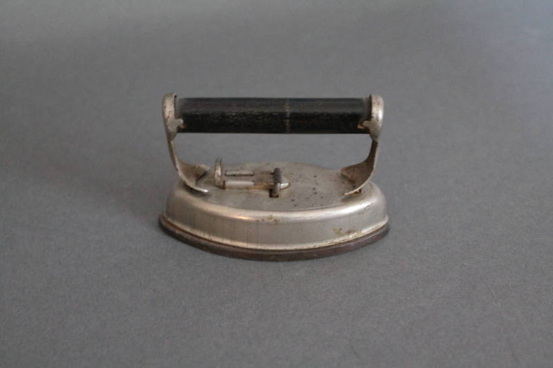 Toy sad iron